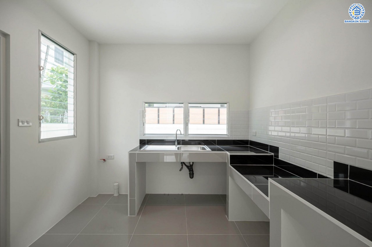 บ้านมือสองตกแต่งใหม่ แบรนด์สุดหรู L&H โครงการ มัณฑนา แจ้งวัฒนะ-ราชพฤกษ์ เนื้อที่ 57.9 ตร.ว. ฟังก์ชัน 3 ห้องนอน 3 ห้องน้ำ จอดรถได้ 2 คัน ทำเลเดินทางเข้า-ออกเมืองสะดวก เชื่อมต่อถนนชัยพฤกษ์แจ้งวัฒนะ ถนนราชพฤกษ์ ใกล้รถไฟฟ้าสายสีชมพู "สถานีปากเกร็ด" ใกล้ "โรบินสันไลฟ์สไตล์"